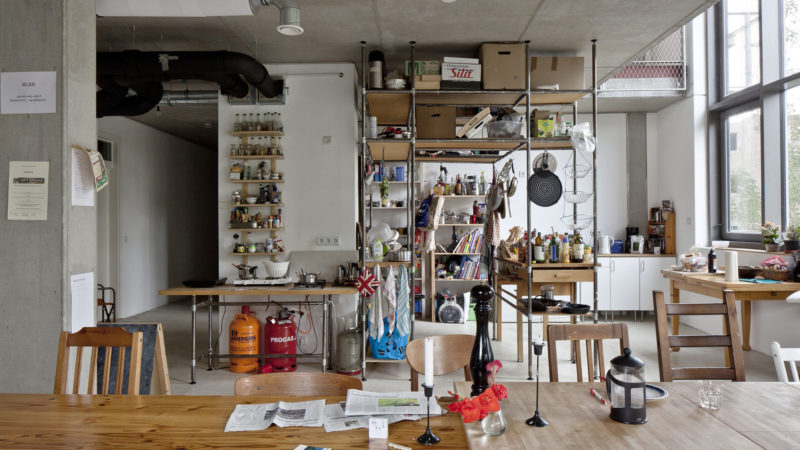 Communal kitchen in a Spreefeld co-op cluster flat - Ute Zscharnt